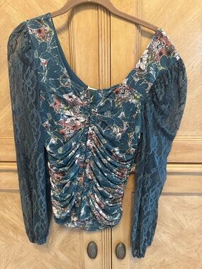 gimmicks by BKE Teal Floral Ruched Front Lace-Sleeve Top